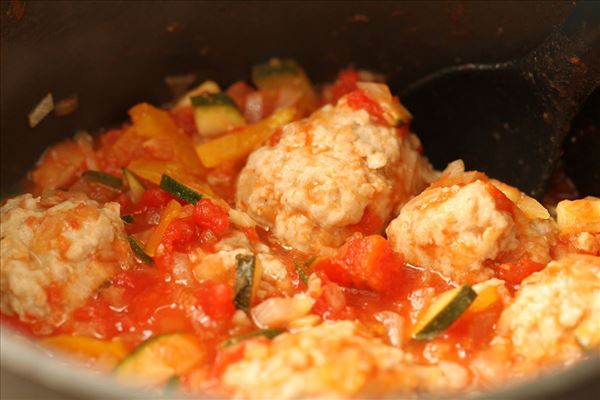 Kødboller i hjemmelavet tomatsauce med pasta