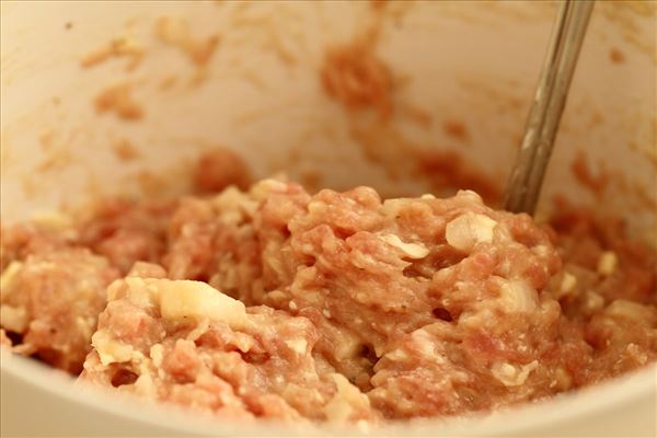 Kødboller i hjemmelavet tomatsauce med pasta