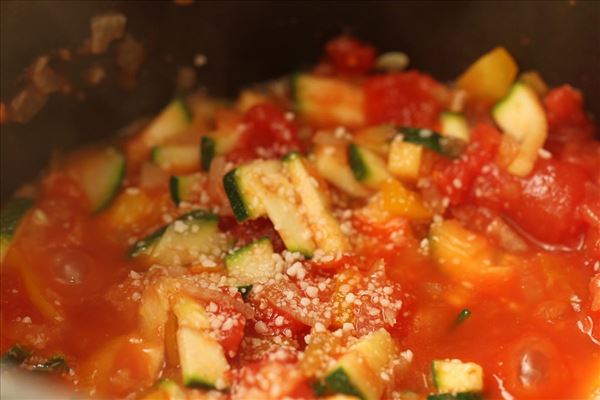 Kødboller i hjemmelavet tomatsauce med pasta