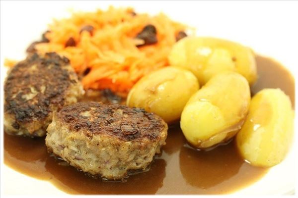 Frikadeller med kartofler, sovs og råkost