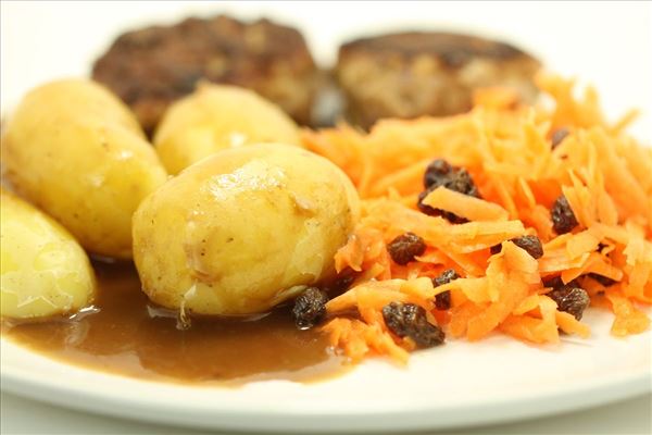 Frikadeller med kartofler, sovs og råkost