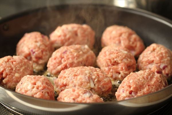 Frikadeller med kartofler, sovs og råkost