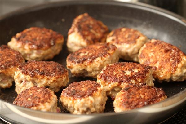 Frikadeller med kartofler, sovs og råkost