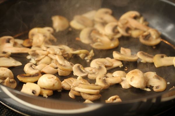 Pasta med skinke i ostesauce