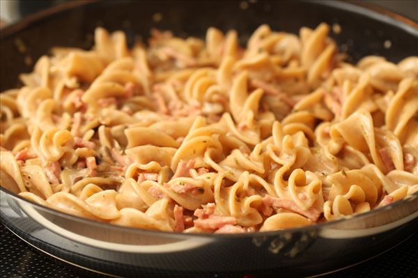 Pasta med skinke i ostesauce