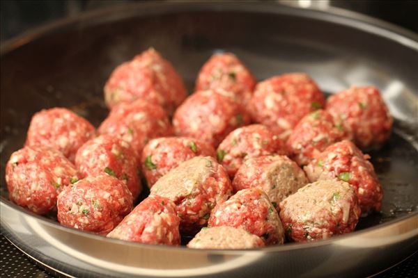 Italienske kødboller med parmesan i tomatsauce