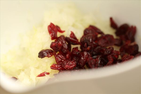 Tranebærfrikadeller med rosenkålssalat