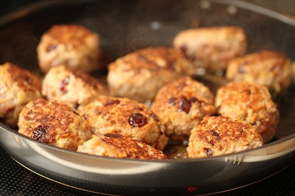 Tranebærfrikadeller med rosenkålssalat