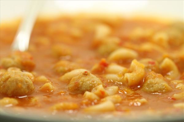 Tomatsuppe med nudler og kødboller