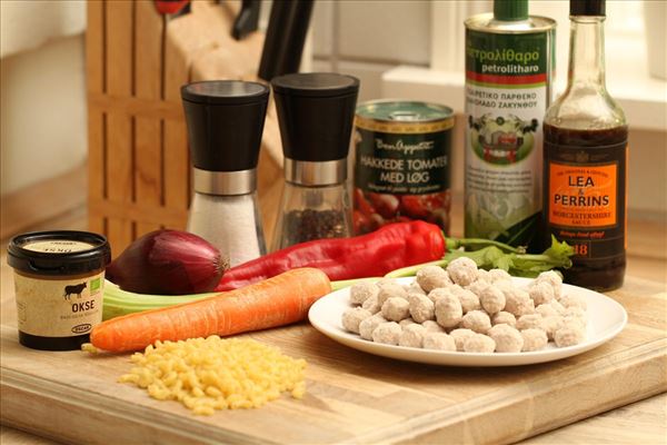 Tomatsuppe med nudler og kødboller