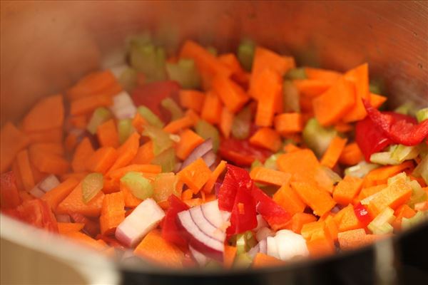 Tomatsuppe med nudler og kødboller