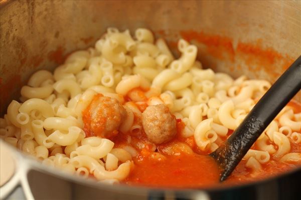 Tomatsuppe med nudler og kødboller