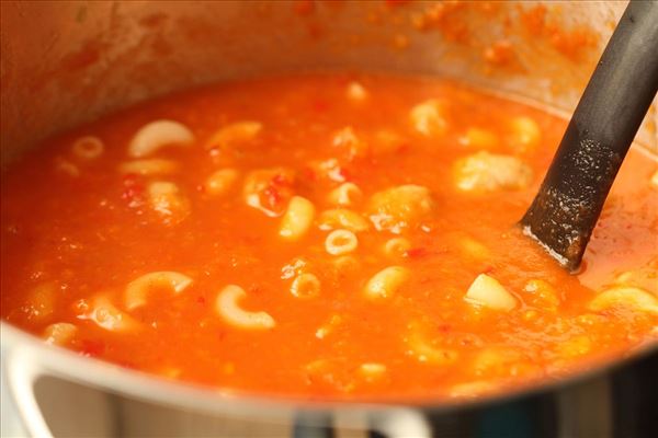 Tomatsuppe med nudler og kødboller