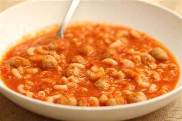 Tomatsuppe med nudler og kødboller