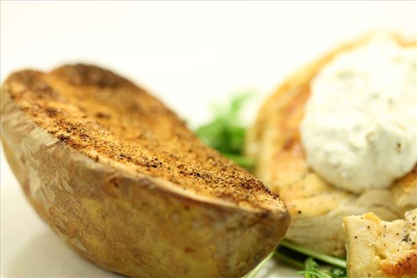 Stegt kylling med bagekartofler og salat