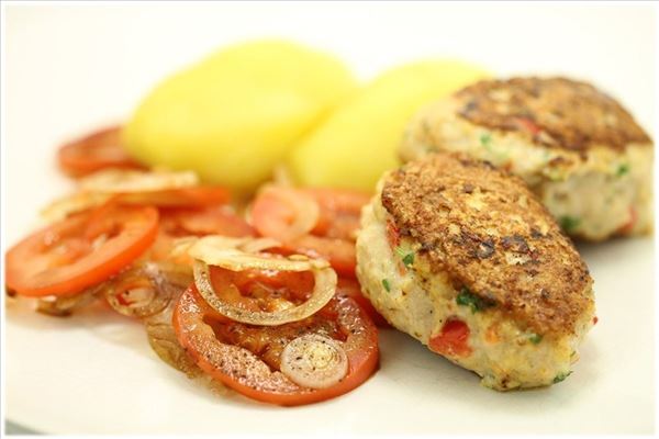 Kalkunfrikadeller med kartofler og tomatsalat