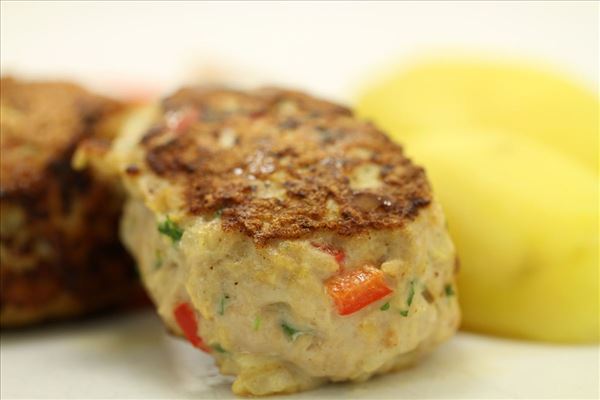 Kalkunfrikadeller med kartofler og tomatsalat