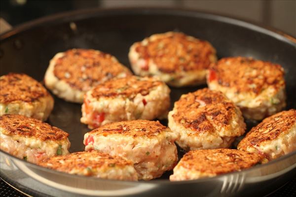 Kalkunfrikadeller med kartofler og tomatsalat