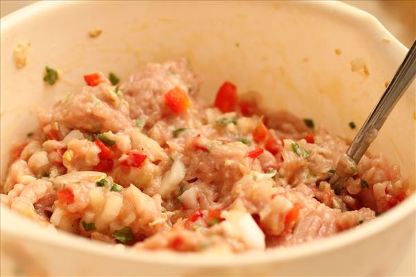 Kalkunfrikadeller med kartofler og tomatsalat