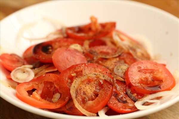 Kalkunfrikadeller med kartofler og tomatsalat