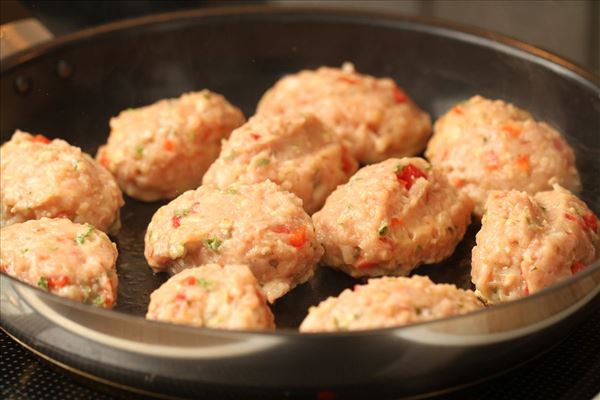 Kalkunfrikadeller med kartofler og tomatsalat