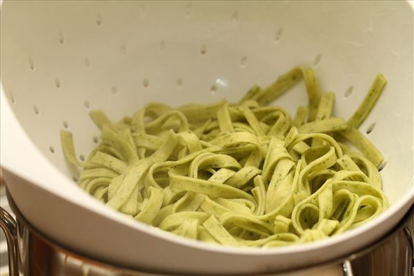 Frisk pasta i græskarsovs