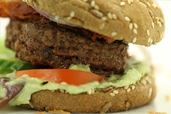 Guacamole burger med bacon og grønt