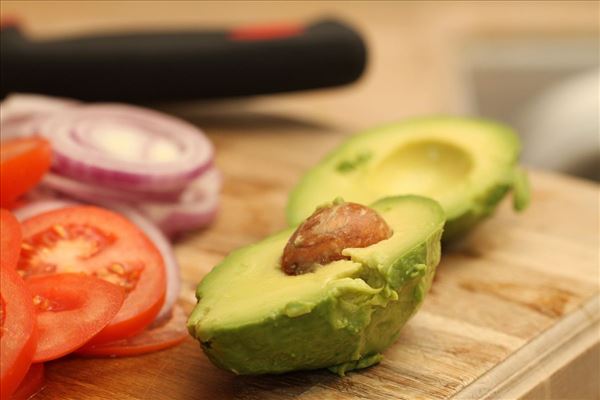 Guacamole burger med bacon og grønt