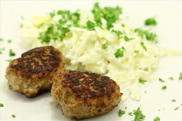 Frikadeller med varm hvidkålssalat