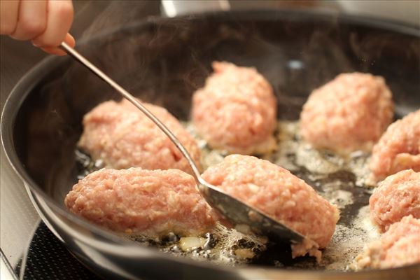 Frikadeller med varm hvidkålssalat