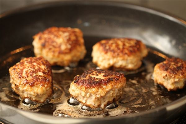 Frikadeller med varm hvidkålssalat