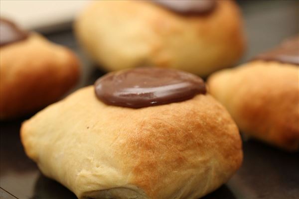 Fastelavnsboller med creme og chokolade