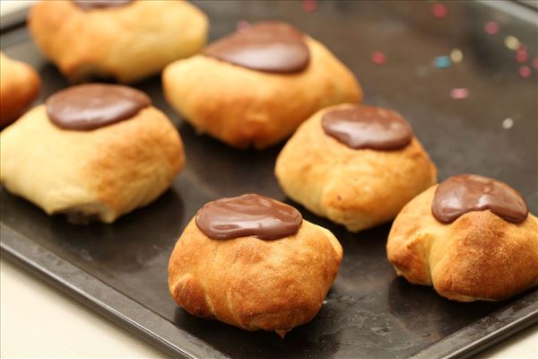 Fastelavnsboller med creme og chokolade