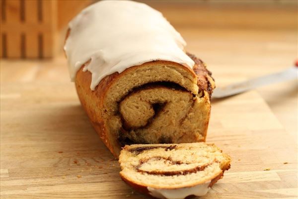 Kanelbrød med brun farin og glasur