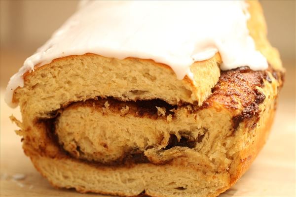 Kanelbrød med brun farin og glasur