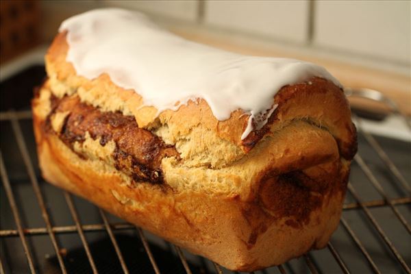 Kanelbrød med brun farin og glasur