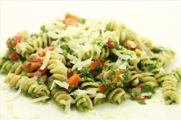 Pasta med spinat og revet parmesan