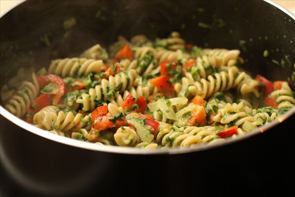 Pasta med spinat og revet parmesan