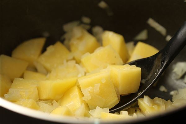 Kartoffelsuppe med oksestrimler og krydderurter