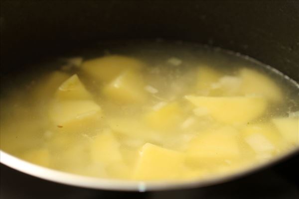 Kartoffelsuppe med oksestrimler og krydderurter
