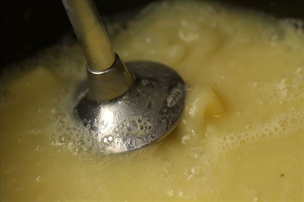 Kartoffelsuppe med oksestrimler og krydderurter