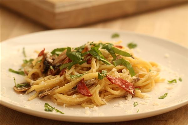 Spaghetti i parmesansovs med kalkunbacon