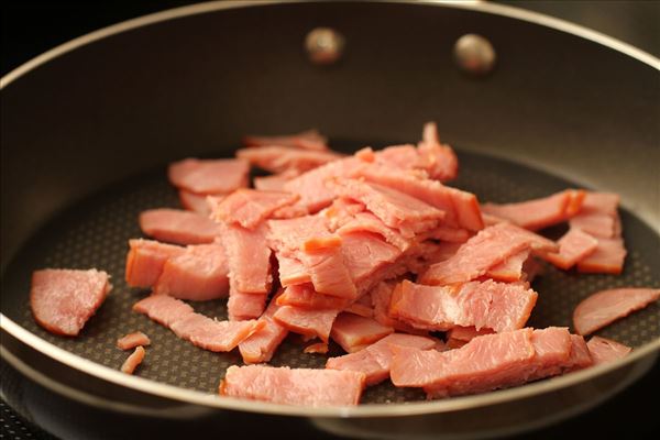 Spaghetti i parmesansovs med kalkunbacon