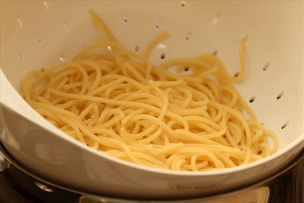 Spaghetti i parmesansovs med kalkunbacon
