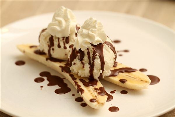 Bananasplit med lun chokoladesauce