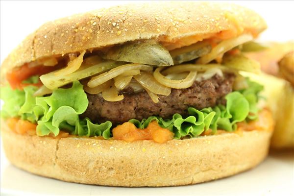 Amerikansk burger med bagte kartofler