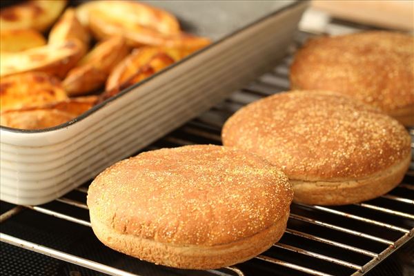 Amerikansk burger med bagte kartofler