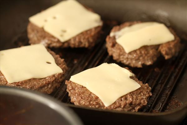 Amerikansk burger med bagte kartofler