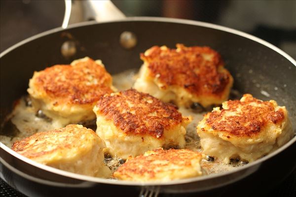 Fiskefrikadeller med lun kartoffelsalat