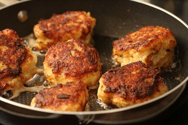 Fiskefrikadeller med lun kartoffelsalat